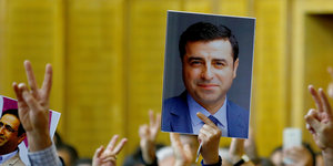Plakat von HDP-Chef Demirtas im Parlament