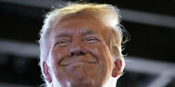 Trump grinst breit