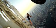 Eine Frau hängt sich auf 400 Meter Höhe aus einem Wolkenkratzer ohne Sicherung