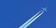 Kondensstreifen stossen aus einem Flugzeug weisse Linien in den Himmel