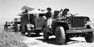 Israelische Militärfahrzeuge 1948 in der Negevwüste