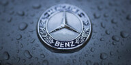 Emblem von Mercedes Benz mit Regentropfen