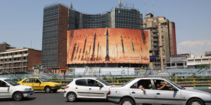 Ein Anti-Israel-Plakat mit einem Bild iranischer Raketen ist auf einer Straße in Teheran.