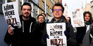Demonstranten mit Blättern mit der Aufschrift: Björn Höcke ist ein Nazi.