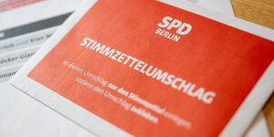 Das Foto zeigt einen Stimmzettelumschlag bei der SPD-Mitgliederbefragung zum künftigen Landesvorsitz