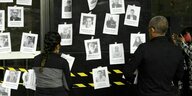 Fotos von ermordeten Journalisten sind an einer Tür angeklebt