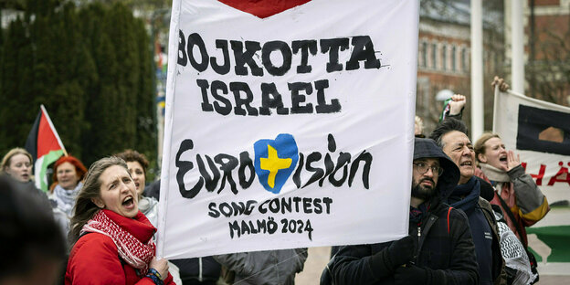 Demonstraten halten ein Plakat mit der Aufschrift "Boyjkotta Israel"