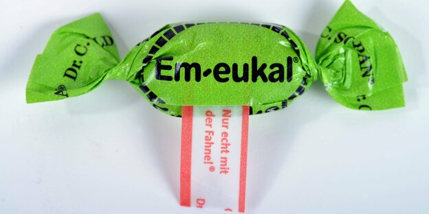 grün verpacktes Bonbon der Firma Em-eukal, aufgedruckt
