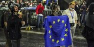 Eine Demonstrantin in Tiflis hält die EU-Flagge vor sich