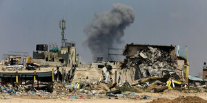 Zerstörte Häuser und aufsteigender Rauch nach einem Luftangriff in Gaza