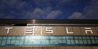 Ein Blick auf das Gebäude der Tesla-Produktionsstätte in Grünheide bei Berlin.