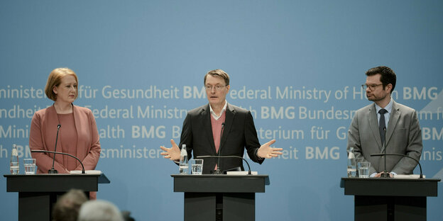 Ministerin Paus und Minister Lauterbach und Buschmann vor einer Pressewand.